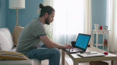 Adam Yeşil Ekran ile Laptop 'ta Çalışıyor