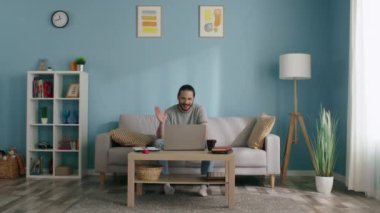 Adam Konforlu Oturma Odasında Oturuyor ve Çevrimiçi İletişim