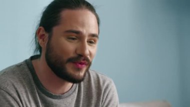 Genç Adamın Çevrimiçi Çağrısı Var