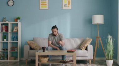 Adam Amaçsızca Zar Attı