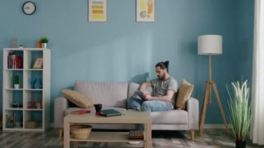 Adam Tablet Bilgisayarı Kullanıyor
