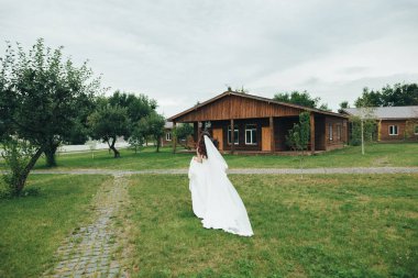 Gelin geleceğe doğru çalışır