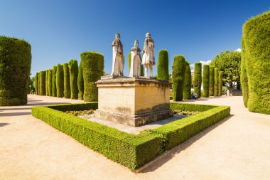 Christopher Columbus önünde Kral Ferdinand ve kraliçesi Isabella Alcazar de Los bahçesinde duran heykeli Reyes Cristianos, Cordoba, Andalusia Eyaleti, İspanya.