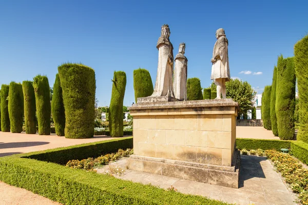 Christopher Columbus önünde Kral Ferdinand ve kraliçesi Isabella Alcazar de Los bahçesinde duran heykeli Reyes Cristianos, Cordoba, Andalusia Eyaleti, İspanya.