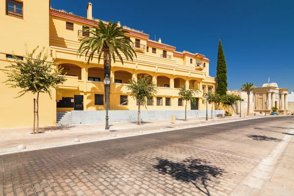 Vista soleada de una de las calles de Córdoba, Andalucía provincia, España . — Foto de Stock