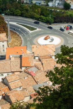 Dağın tepesinden San Marino'nun güneşli manzarası.