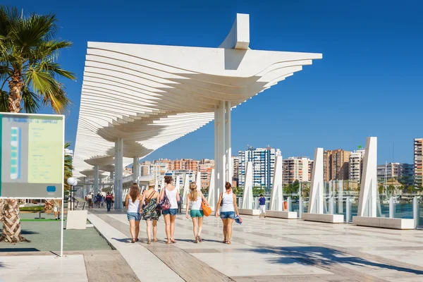 Vista soleada del paseo marítimo cerca del puerto de Málaga, provincia de Andalucía, España . — Foto de Stock