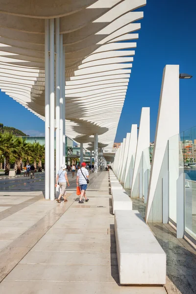 Solig utsikt över strandpromenaden nära hamnen i Malaga, Andalusien provinsen, Spanien. — Stockfoto