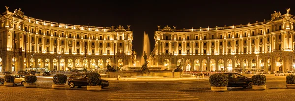 Noční panoramatický výhled na slavné fontány Naiads na Piazza della Repubblica v Římě, regionu Lazio, Itálie. — Stock fotografie