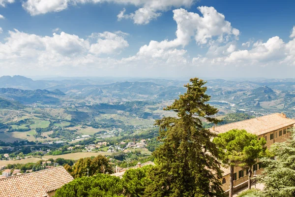 山頂からのサンマリノの日当たりの良い眺め. — ストック写真