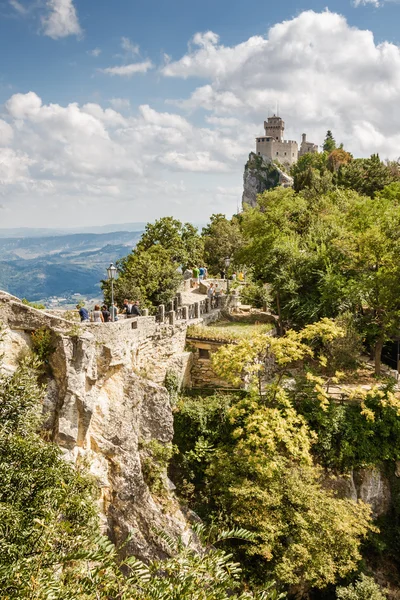 Zonnig uitzicht op kasteel van San Marino. — Stockfoto