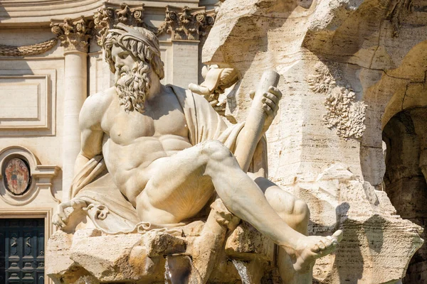 Une des statues de la Fontaine des Quatre Vies sur la Piazza Navona à Rome, région du Latium, Italie . — Photo