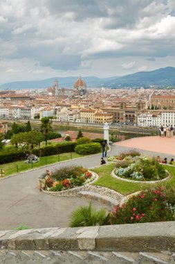 Ponte Vecchio, Palazzo Vecchio ve Santa Maria del Fiore Katedrali (Duomo), Floransa, İtalya ile Arno Nehri'ne panoramik bulutlu manzara