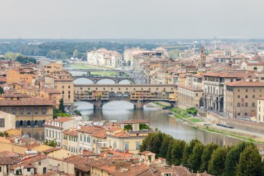 Ponte Vecchio, Palazzo Vecchio ve Santa Maria del Fiore Katedrali (Duomo), Floransa, İtalya ile Arno Nehri'ne panoramik bulutlu manzara