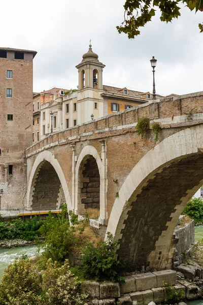Uno de los puentes sobre el río Tíber en Roma, región del Lacio, Italia . — Foto de Stock