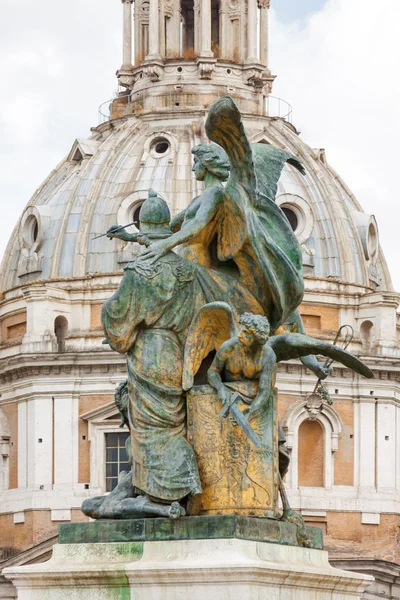 Estatua del palacio de Vittoriano en Roma, región del Lacio, Italia . — Foto de Stock