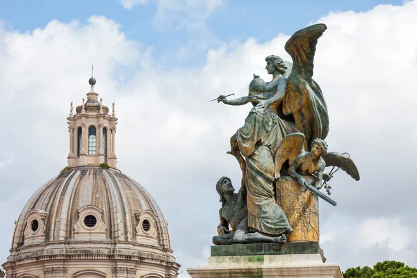 Статуя палацу Вітторіано у Римі, регіоні Лаціо, Італія. — стокове фото