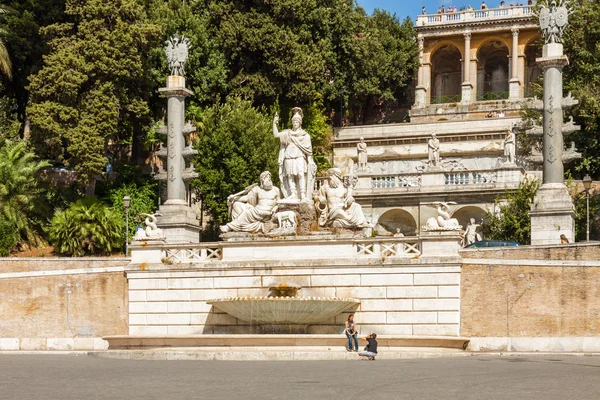 在阿尔广场在罗马，意大利拉齐奥大区 Poppolo 喷泉. — 图库照片