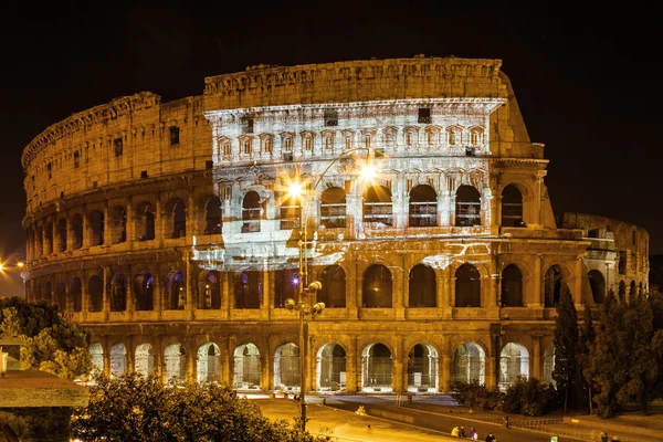 Włochy-Rzym, 9 września 2010: projektor LED świeci olimpijski zdjęcia na Colosseo, Lazio region. — Zdjęcie stockowe