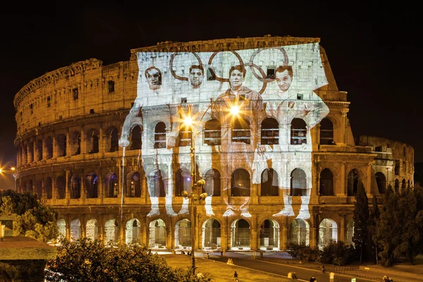 ITALIE-ROME, 9 septembre 2010 : Des projecteurs illuminent des images olympiques sur Colosseo, région du Latium . — Photo