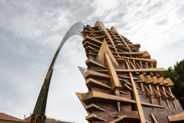 İtalya-Tivoli 9 Eylül 2010: bronz ve çelik, İtalyan heykeltıraş Arnaldo Pomodoro Roma, Lazio bölgesi yakınlarındaki Garibaldi meydanında bir heykelini kavisli kemer.