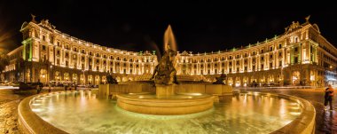 Ünlü çeşmesinin gece panoramik manzarasını Naiads Mario Rutelli, Piazza della Repubblica Roma, Lazio bölgesi, İtalya'nın merkezinde duran tarafından dört bronz heykelleri ile.