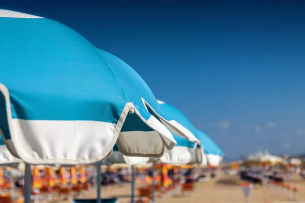 Gama de sombrillas en la playa de Rímini, región Emilia-Romaña, Italia . — Foto de Stock