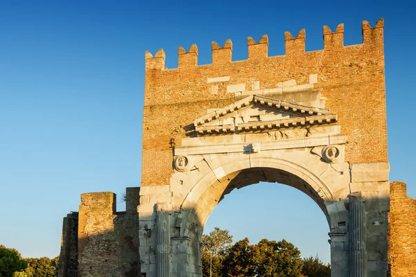 Boog van Augustus - oude Romaanse Poort van de stad, historisch Italiaanse monument, de oudste Romeinse boog, die nog steeds intact staat, regio van Rimini, Emilia-Romagna, Italië. — Stockfoto