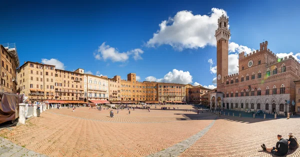 Güneşli görünümü Piazza del Campo Siena, Toscana bölgesi, İtalya.