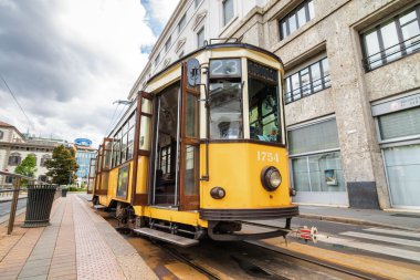 Vintage turuncu tramvay Milano sokak yakın şehir merkezi, Lombardia bölgesi, İtalya.