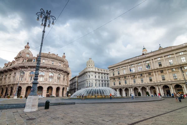 Piazza de Ferrari - belangrijkste plein van Genova tussen historische en moderne centrum, regio Ligurië, Italië. — Stockfoto