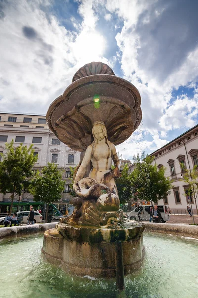 Fontaine Piermarini Piazza Fontana, Lombardie, Milan, Italie . — Photo
