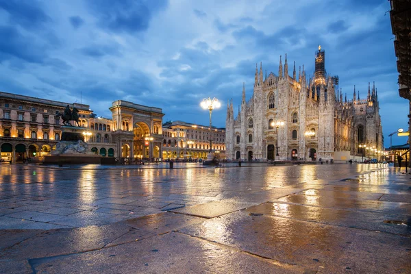 Сутінки вид на собор, Вітторіо Емануеле Ii галерея і площі Пьяцца дель Дуомо в Мілані, регіону Ломбардія, Італія. — стокове фото