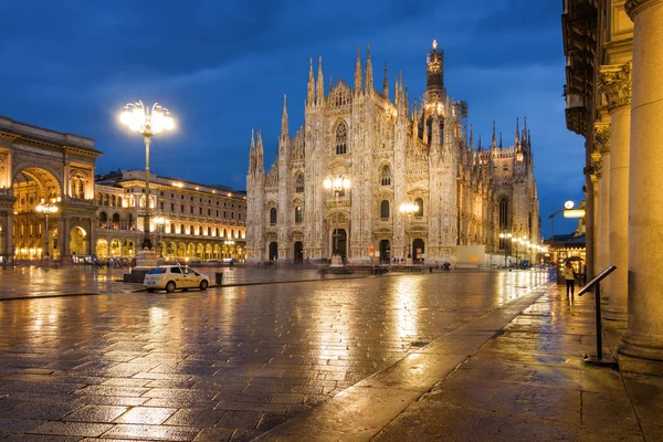 Сутінки вид на собор, Вітторіо Емануеле Ii галерея і площі Пьяцца дель Дуомо в Мілані, регіону Ломбардія, Італія. — стокове фото