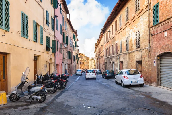 Widok na jedną z ulic miasta Siena, Toscana regionu, Włochy. — Zdjęcie stockowe