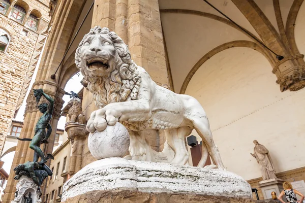 Medici Lion, une sculpture en marbre à la Loggia dei Lanzi, Florence, Toscane, Italie . — Photo