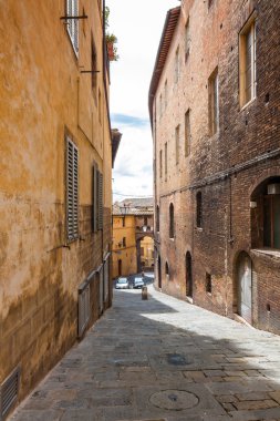 Siena, Toscana bölgesi, İtalya caddelerinden birinin görünümü.