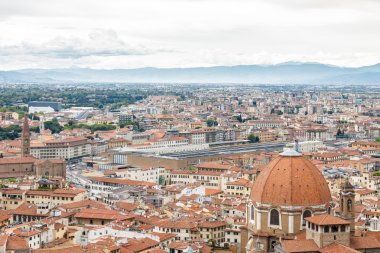Bulutlu görünümünü Floransa Santa Maria del Fiore, Toscana bölgesi, İtalya kubbe üstündeki bakış açısından.