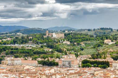 Bulutlu görünümünü Floransa Santa Maria del Fiore, Toscana bölgesi, İtalya kubbe üstündeki bakış açısından.