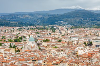 Bulutlu görünümünü Floransa Santa Maria del Fiore, Toscana bölgesi, İtalya kubbe üstündeki bakış açısından.