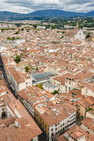 Bulutlu görünümünü Floransa Santa Maria del Fiore, Toscana bölgesi, İtalya kubbe üstündeki bakış açısından. — Stok fotoğraf