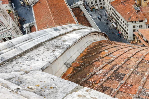 Vista turva de Florença do miradouro no topo da cúpula de Santa Maria del Fiore, região da Toscana, Itália . — Fotografia de Stock