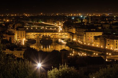 Ünlü gece görünümünü Toscana Eyaleti, İtalya Floransa'da Arno Nehri üzerinde Ponte Vecchio köprü.