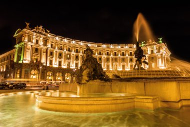 Naiads Mario Rutelli, Piazza della Repubblica Roma, Lazio bölgesi, İtalya'nın merkezinde duran tarafından dört bronz heykelleri ile ünlü çeşme ve gece görmek.