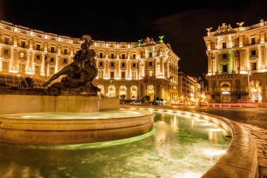 Naiads Mario Rutelli, Piazza della Repubblica Roma, Lazio bölgesi, İtalya'nın merkezinde duran tarafından dört bronz heykelleri ile ünlü çeşme ve gece görmek.