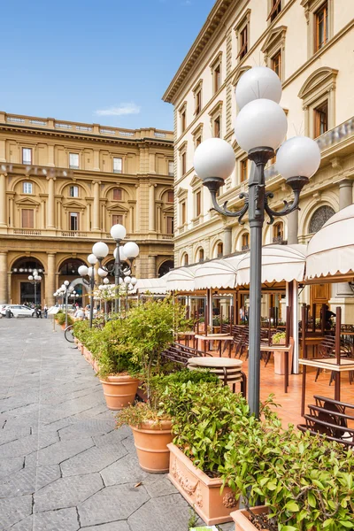 Café de rue d'été sur Piazza della Repubblica à Florence, province de Toscane, Italie . — Photo