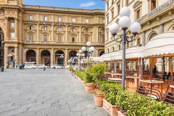 Café de rua de verão na Piazza della Repubblica em Florença, província de Toscana, Itália . — Fotografia de Stock