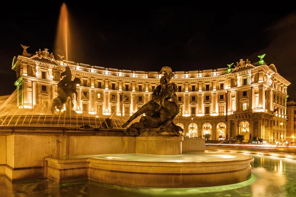 Vista noturna da famosa fonte com quatro estátuas de bronze das Naiades por Mario Rutelli, que fica no centro da Piazza della Repubblica em Roma, região do Lácio, Itália . — Fotografia de Stock