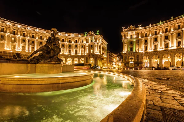 Wgląd nocy słynnej fontanny czterech rzeźbami z brązu nimfy wodne przez Mario Rutelli, który stoi w centrum Piazza della Repubblica w Rzymie, region Lazio, Włochy. — Zdjęcie stockowe