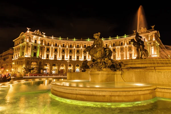 Vista noturna da famosa fonte com quatro estátuas de bronze das Naiades por Mario Rutelli, que fica no centro da Piazza della Repubblica em Roma, região do Lácio, Itália . — Fotografia de Stock